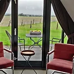 Hotelhuisje #c * Warmenhuizen