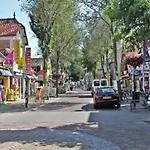 Hotelhuisje #c * Warmenhuizen